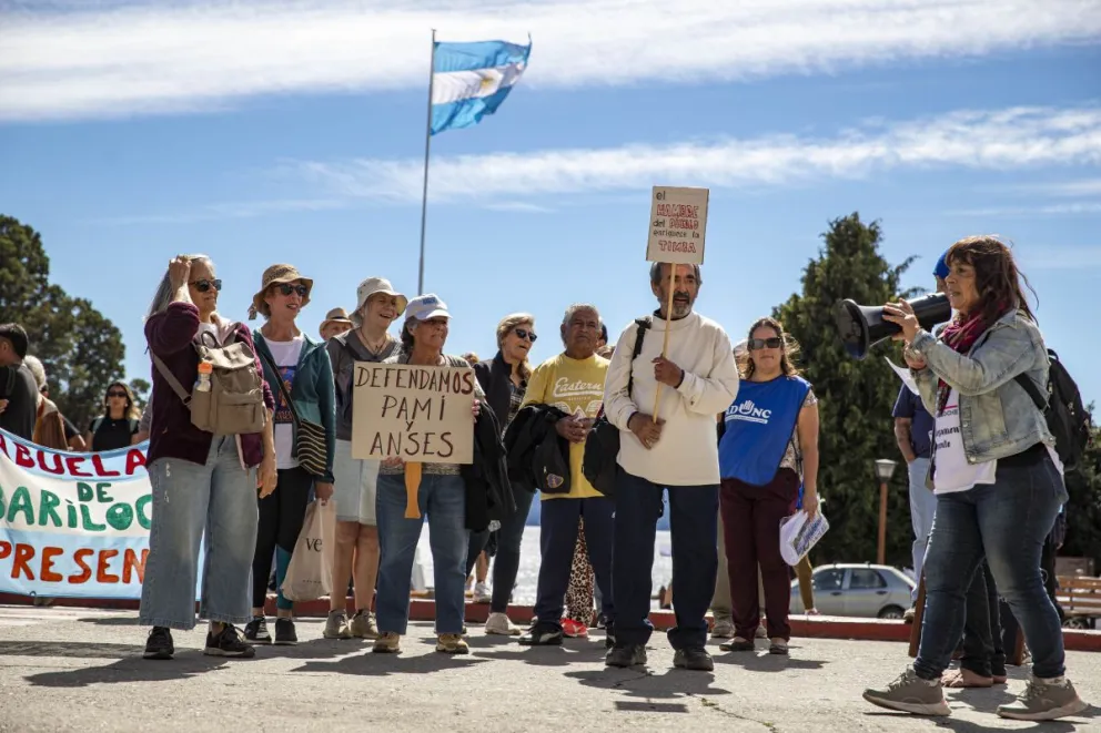 El rechazo al cierre del PAMI de Brown fue una de las consignas del reclamo (fotos: Eugenia Neme) 