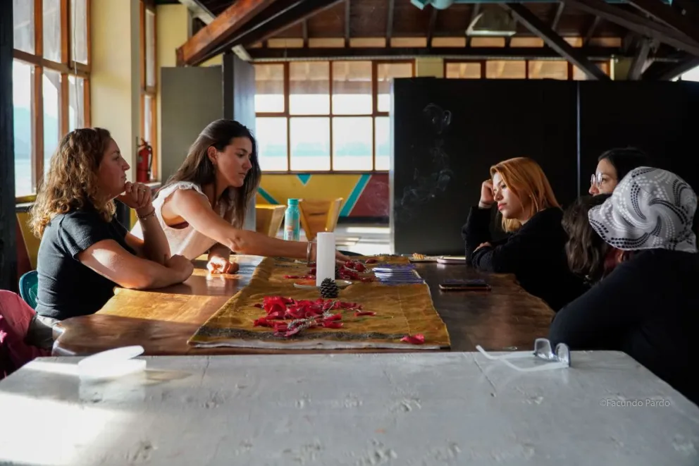 Los astros y la pintura se conectaron en el Puerto San Carlos (fotos: Facundo Pardo).