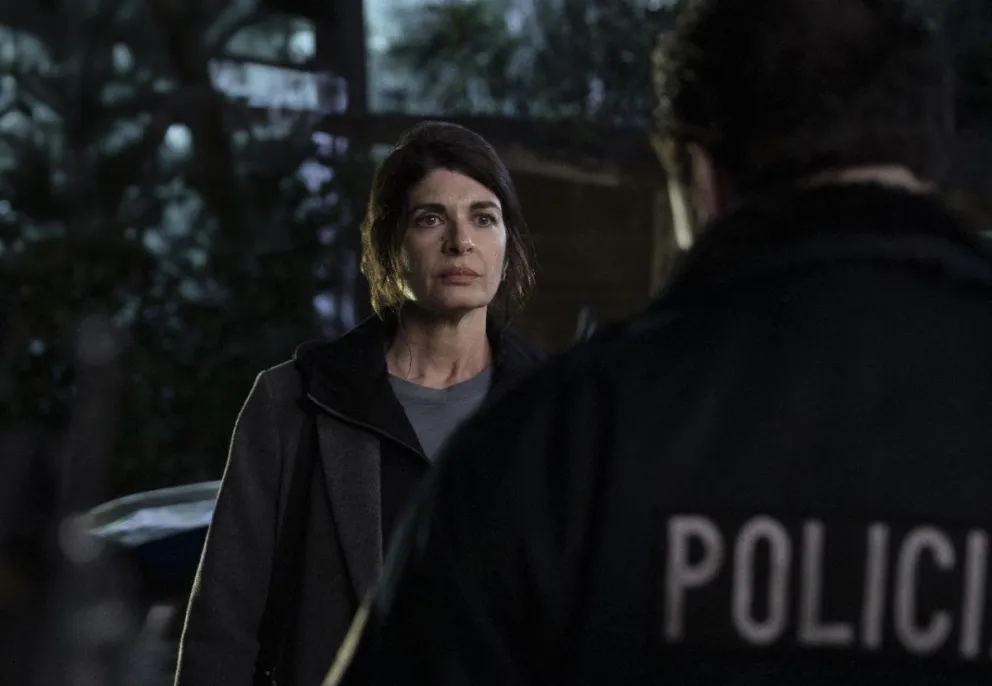 Ema Garay (Villamil) y sus desencuentros con el comisario de Bariloche (Fernán Mirás).