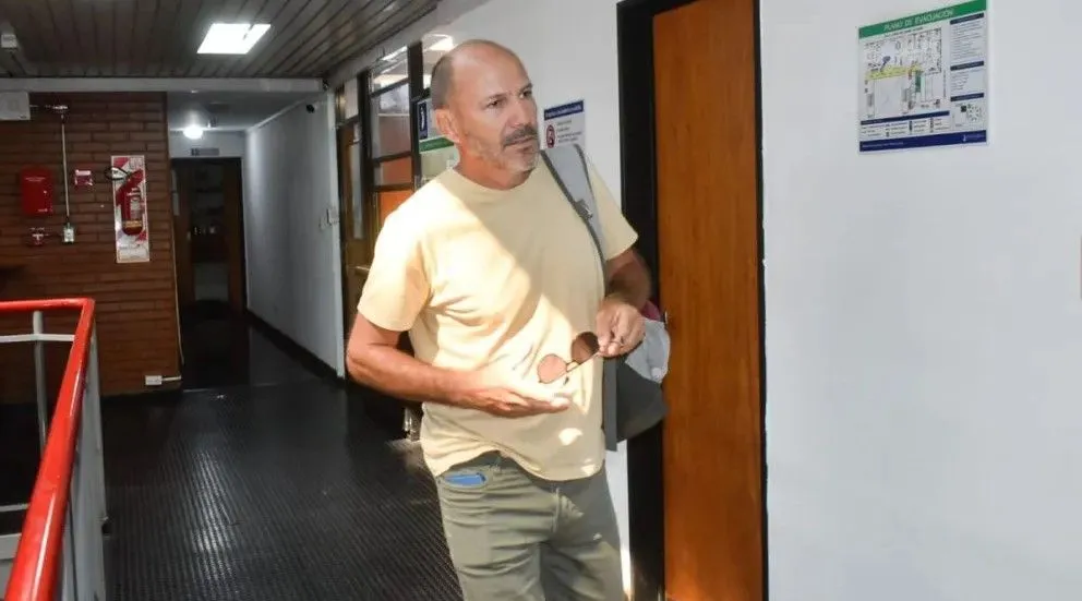 Así llegaba Gatti a los Tribunales de Viedma para participar, vía zoom, de la audiencia. Foto (Vanesa Schwemmler / NoticiasNet).