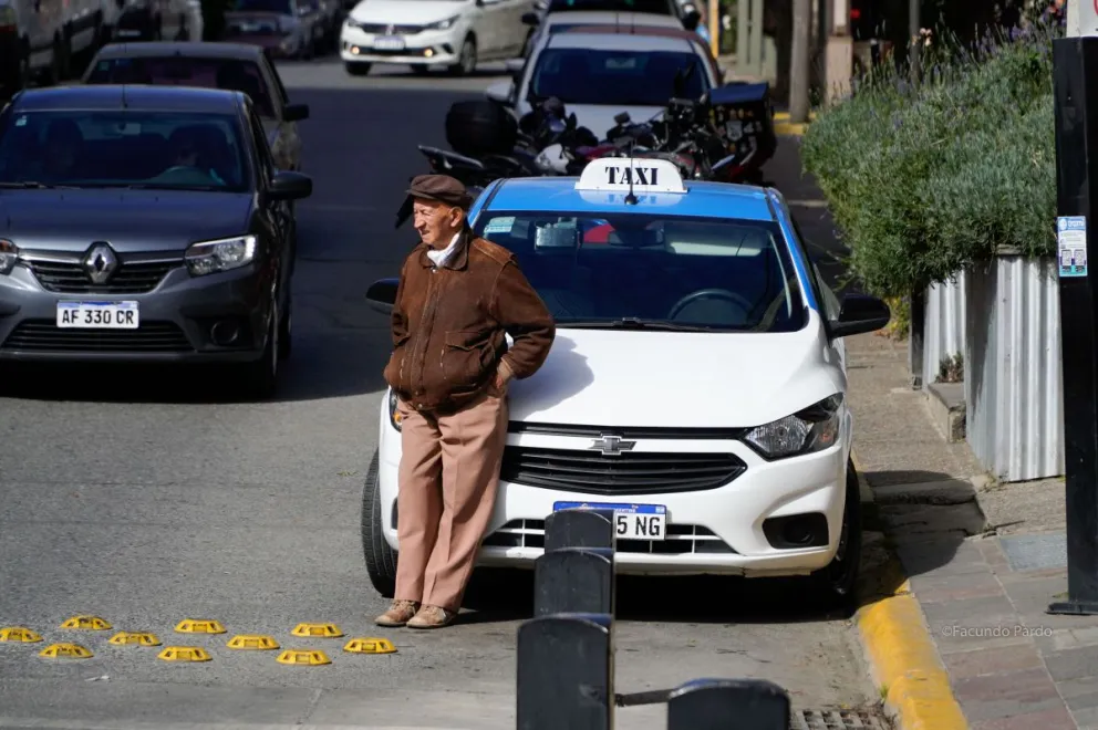 Cortes "se planta" con el veto y en paralelo busca avanzar con al entrega de más licencias de taxis. Foto de archivo.