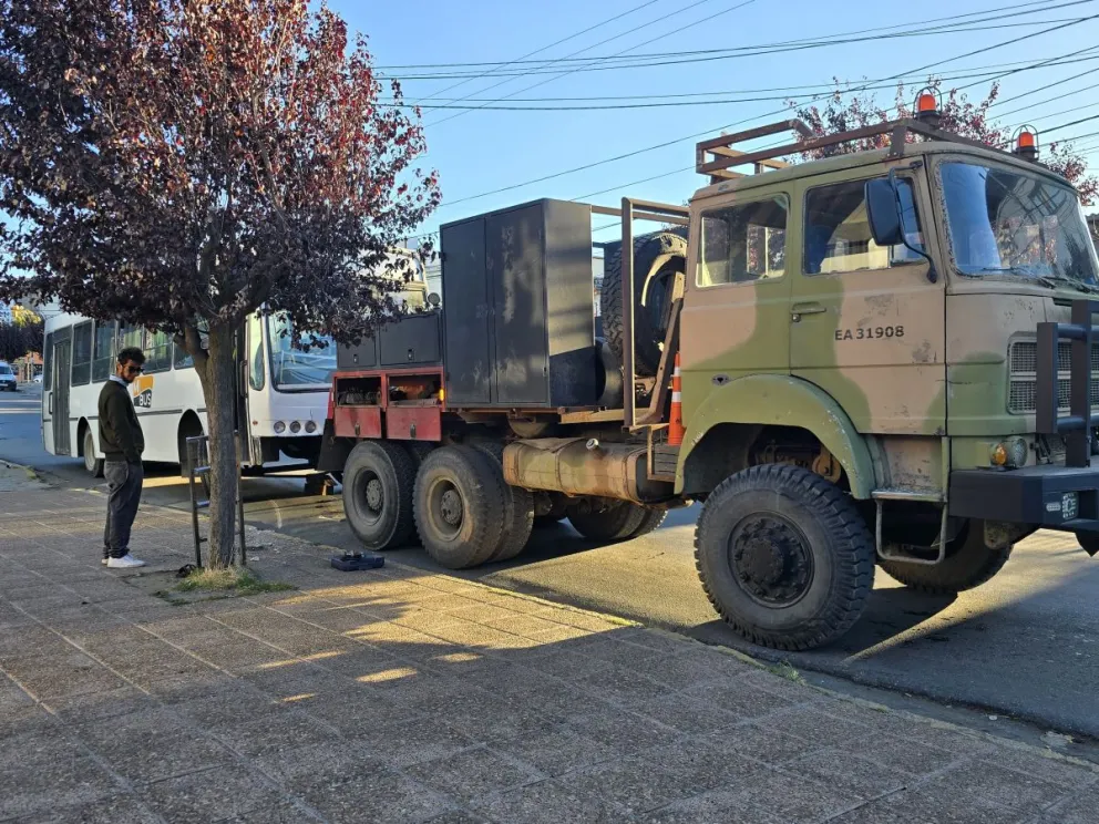 El camión que debió intervenir tras el accidente de hoy. (Fotos: gentileza)