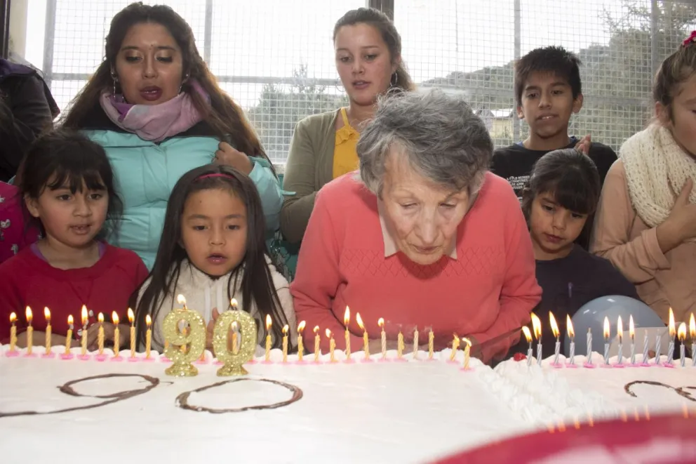 Soplando las 90 velitas en uno de sus cumpleaños, festejo que siempre quiso hacer en la escuelita de El Vivero.