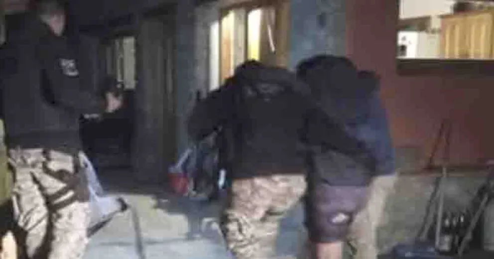 El equipo policial realizaba un patrullaje preventivo sobre la Ruta Provincial N°15, en dirección al puesto Los Corrales, a unos 7 kilómetros de Arroyo Las Nutrias.