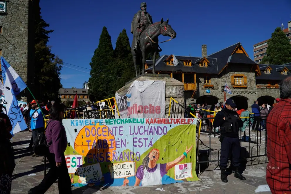 El cerco perimetral se mantuvo durante toda la pintada de pañuelos (foto; Facundo Pardo)