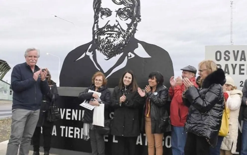 Esteban Bayer (a la izquierda de la imagen) procura profundizar el legado de su padre. El monumento ya no está.
