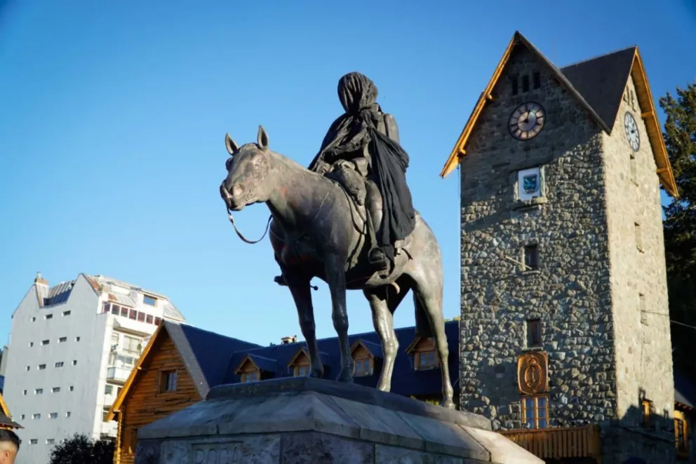 A pesar de la custodia y el vallado, los manifestantes lograron concretar el acto simbólico. (Fotos: Facundo Pardo)