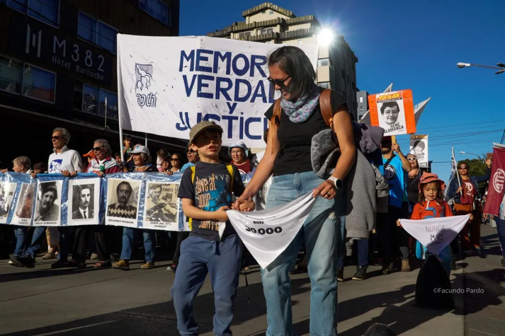 Imagen de archivo de una movilización encabezada por la Asamblea Permanente por los Derechos Humanos (fotos: Facundo Pardo).