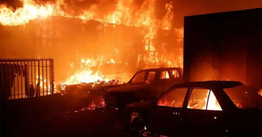 Hay personas evacuadas y las llamas avanzan hacia las poblaciones.