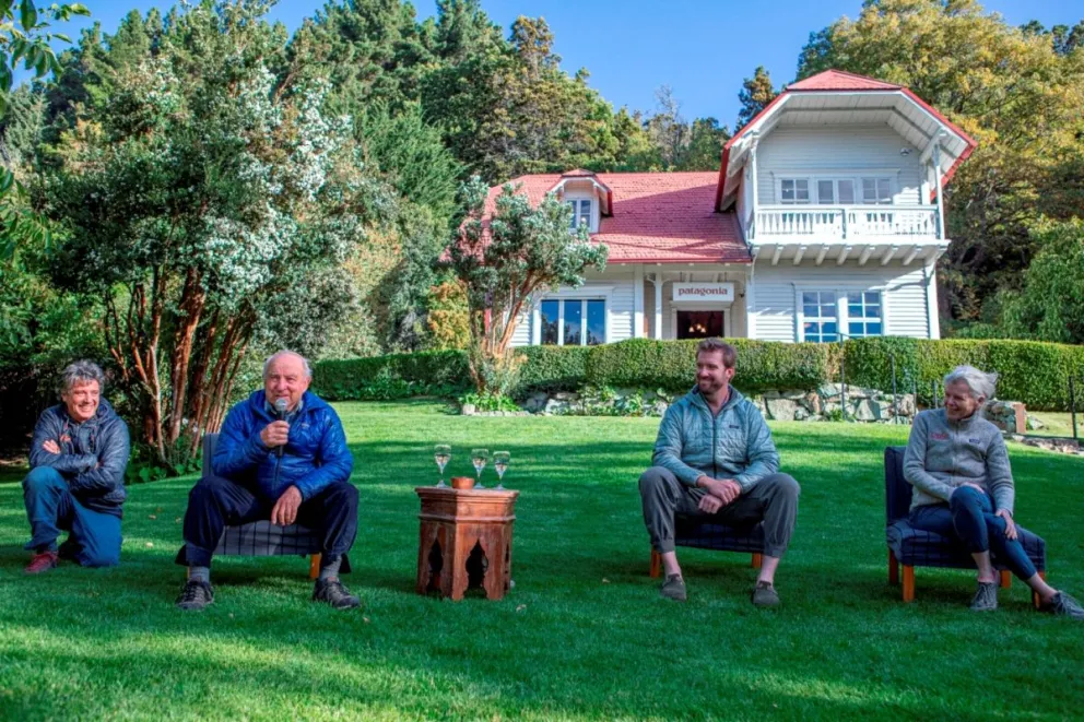 Chouinard, con el micrófono en la mano, hizo un repaso de su vínculo con esta región (foto gentileza de Patagonia).