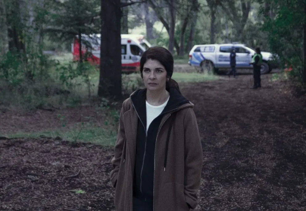 Ema Garay (Soledad Villamil) en el entorno boscoso de Bariloche. Foto: Cleo Bouza / Netflix.