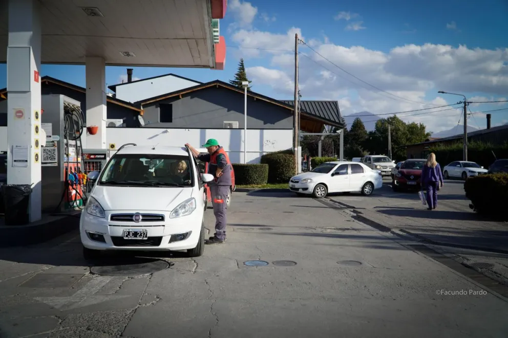 La fila de autos que comenzó a formarse este miércoles por la tarde, en la Puma de Elordi. (Fotos: Facundo Pardo)