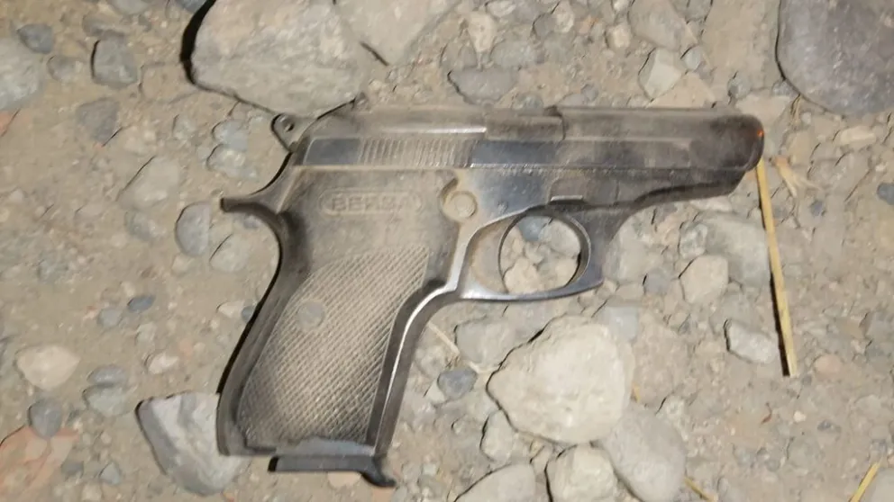 El arma que fue arrojada por los sujetos. 