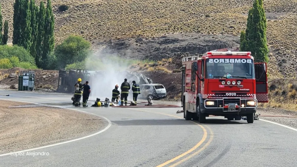 Así trabajaban bomberos luego de que se apagara la llama en el camión cisterna (foto: Lopez Alejandro)