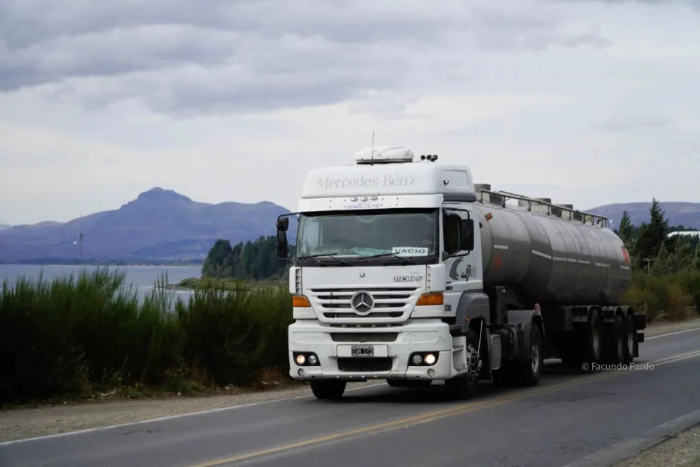 Numerosos camiones ingresaron a Bariloche desde el acceso este (fotos: Facundo Pardo) 