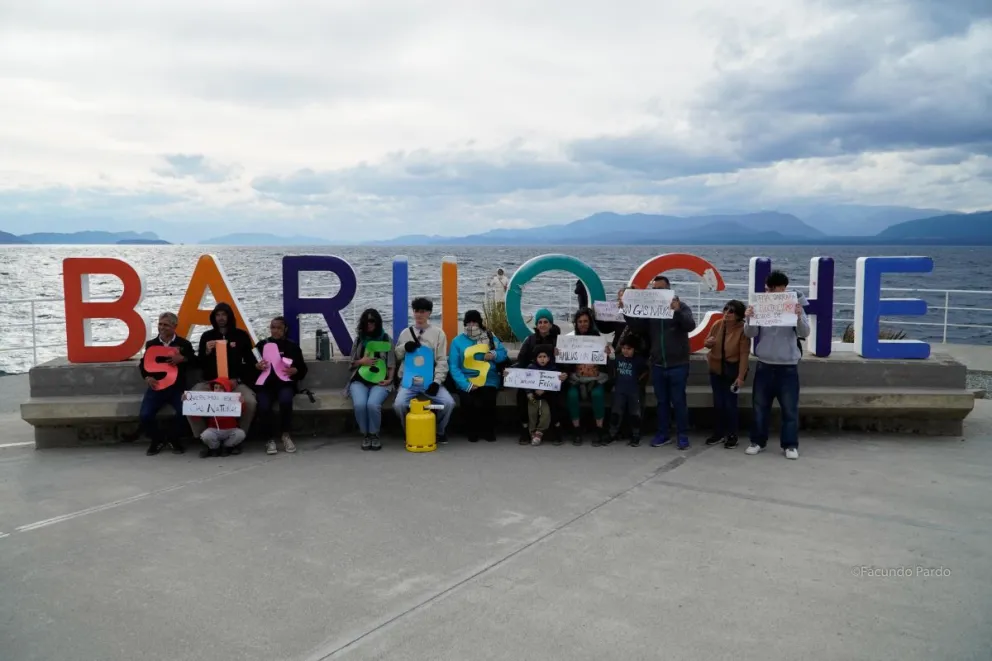 Pese al frío de este jueves a la tarde, las familias se reunieron para pedir por las conexiones de gas en Bariloche (fotos: Facundo Pardo)
