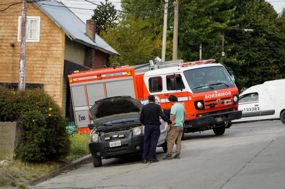 Los bomberos trabajaron para estabilizar y enderezar la camioneta tras el vuelco. Foto: Facundo Pardo