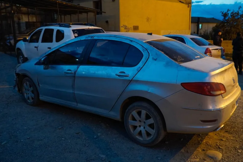 Las tareas de los efectivos en el Peugeot abandonado, tras fugarse y chocar. 