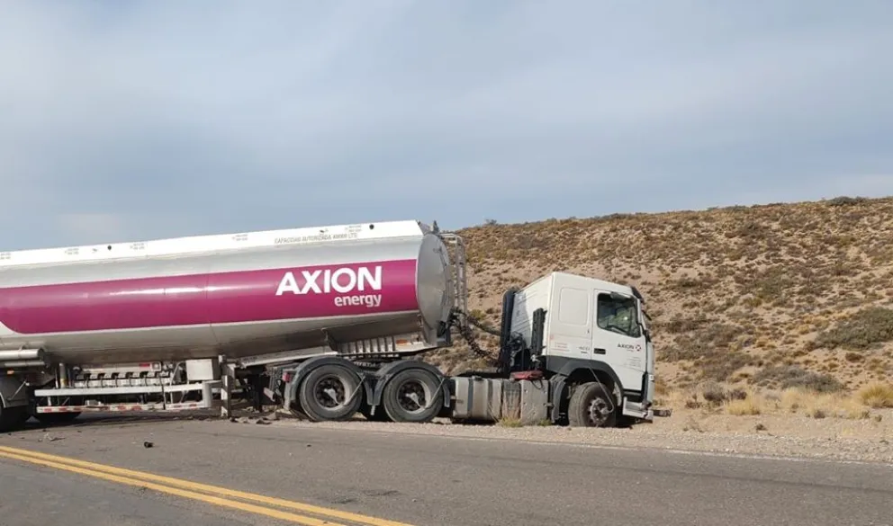 El camión de la petrolera quedó en esa posición tras el impacto. 