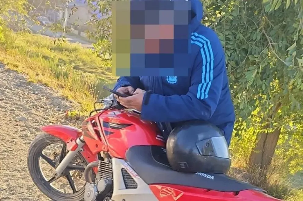 La moto era impulsada a tiro por una camioneta, sobre la ruta 40. 