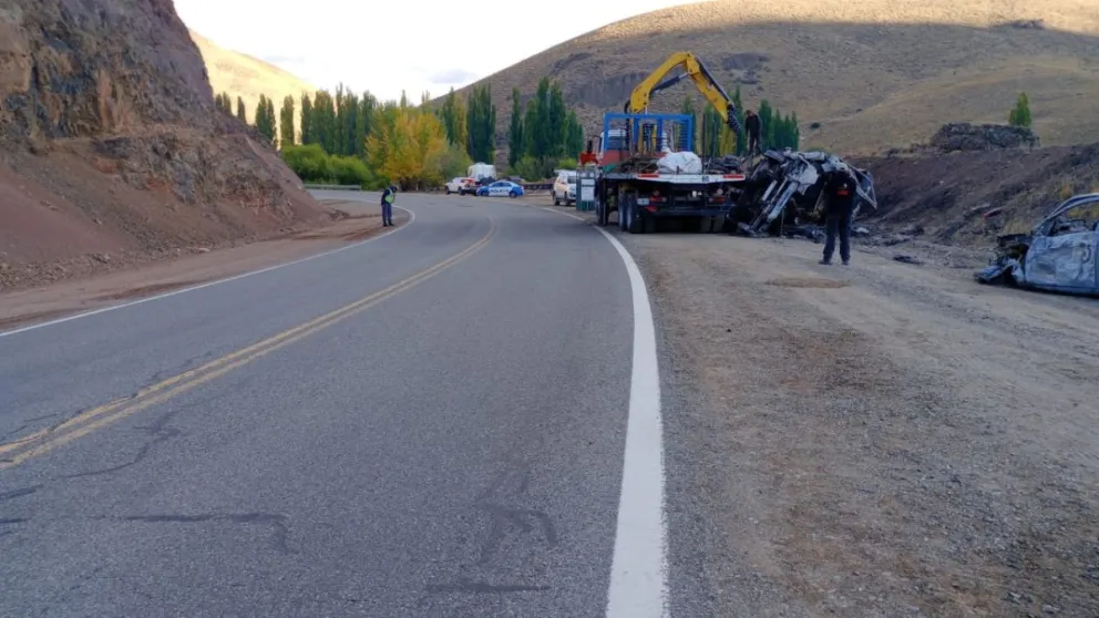 Autoridades siguen trabajando para retirar el rodado chocado que permanecía a la vera de la Ruta 237 desde el sábado