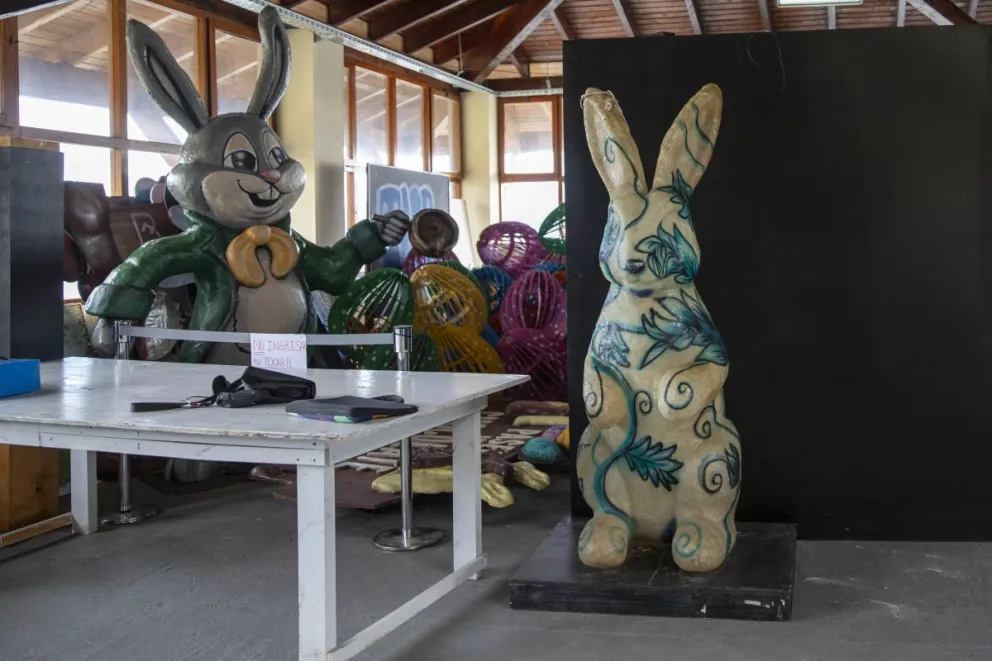 Ya preparan la llegada d elos huevos gigantes y el conejo de pascua a calle Mitre (fotos: Eugenia Neme) 