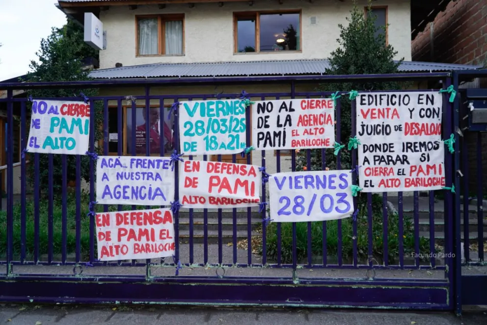 Los carteles en defensa de la agencia ubicada en calle Brown. (Foto: Facundo Pardo)