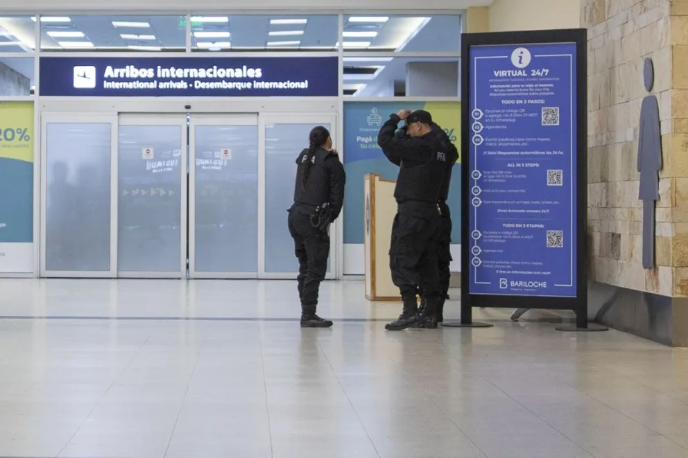 Personal del aeropuerto alerta por todo lo sucedido / Foto Euge Neme 