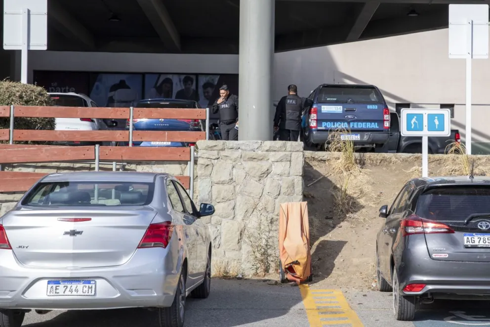 Importante operativo en el Aeropuerto de Bariloche por la investigación de una red de trata de personas 