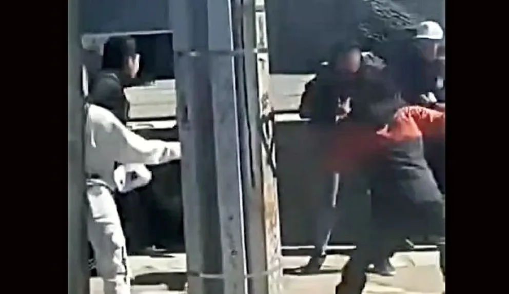 La violenta pelea entre varios jóvenes se dio en calle Frey.