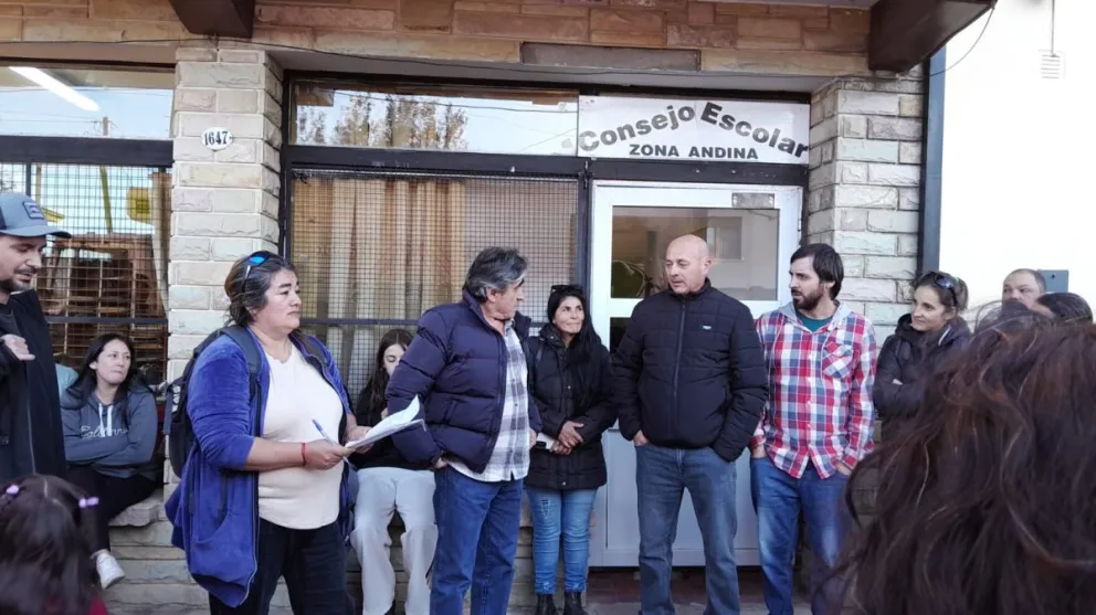 Ayer se movilizaron para entregar el petitorio en el Consejo Escolar.
