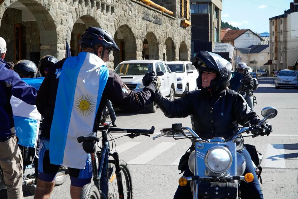 En bicicleta, pero también en moto... Lo importante fue honrar a los caídos en Malvinas (fotos: Facundo Pardo).