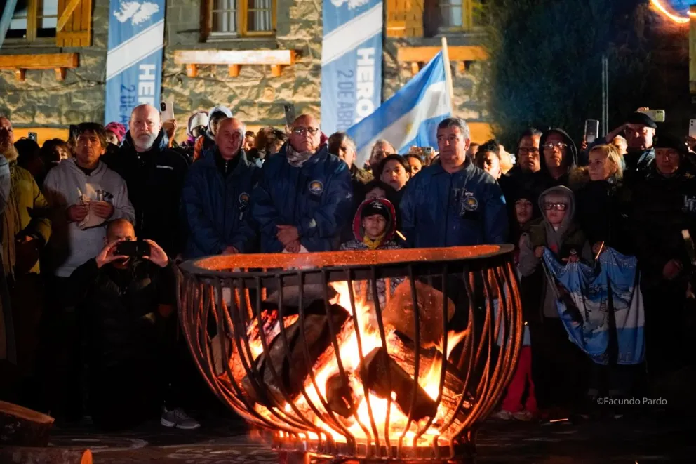 La vigilia por Malvinas es un momento donde el pueblo acompaña a los veteranos de guerra en un sentimiento profundo (foto: Facundo Pardo).