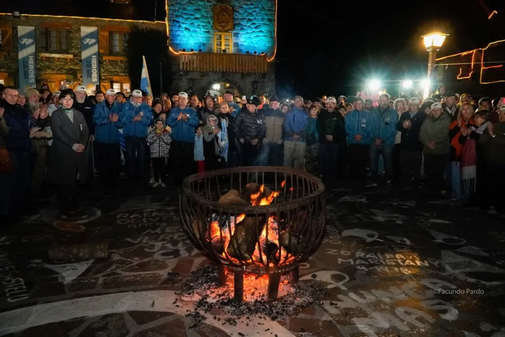 Emotiva y concurrida vigilia en un nuevo aniversario de la gesta de Malvinas (Fotos: Facundo Pardo) 