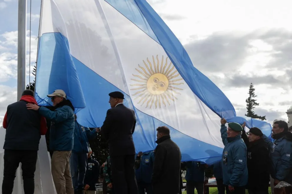 Izamiento de la bandera en el acto por Malvinas / Fotos Euge Neme 
