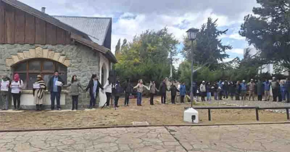 Parte del abrazo de esta mañana. Foto gentileza de Clara Villamayor.