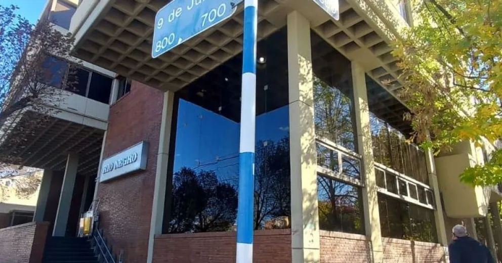 Se otorgó una reparación por daño moral calculada en base a cinco sueldos de su categoría a valores de marzo de 2025. 