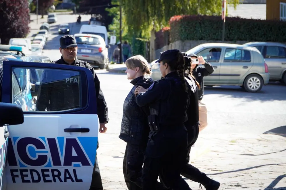 Así trasladaban a una de las detenidas en Bariloche a los juzgados federales de la ciudad (foto: Facundo Pardo)