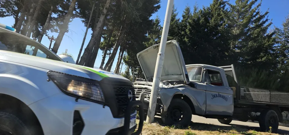 El fuerte impacto de la camioneta contra el poste. (Fotos: gentileza)