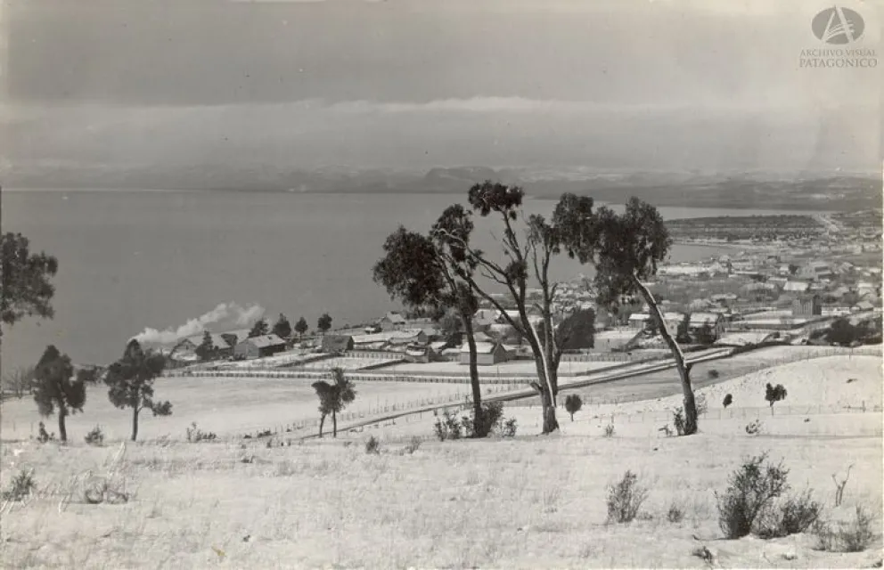 En el actual barrio Belgrano había campos de pastoreo que resistían las nevadas.  Foto: Pablo Mange (H) alrededor de 1925. Colección Mange en Archivo Visual Patagónico.