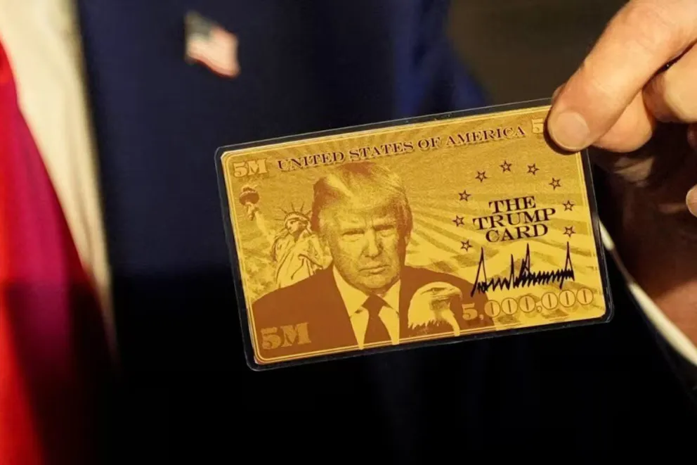 Trump presentó el prototipo de la nueva “Gold Card”.