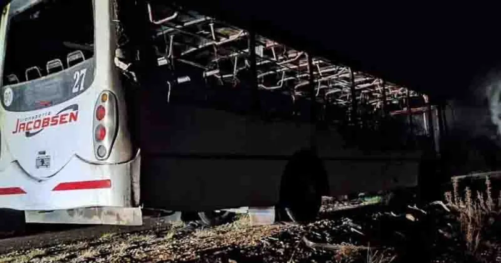 El micro consumido por el fuego.