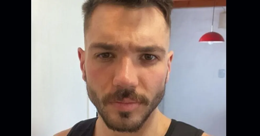 Características físicas: contextura delgada, cabello castaño claro, corte parejo, Estatura: 1,82 mts aprox, ojos marrones, tez blanca, sin tatuajes, con un piercing en tetilla, posiblemente lleve gorro de la lana color negro y pantalón jean verde.