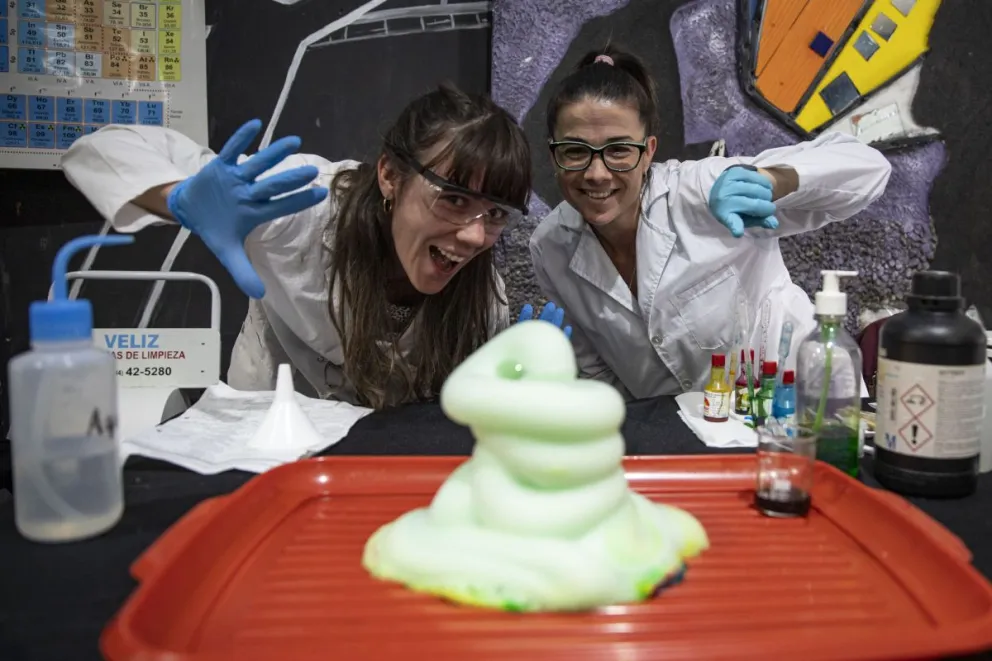 Uno de los experimentos de la muestra de Química (fotos; Eugenia Neme) 