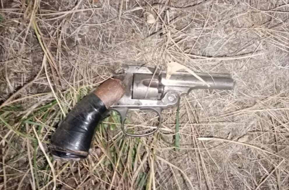 Uno de los ladrones, cuando iba a ser detenido, se descargó de un arma de fuego que tenía en su poder.