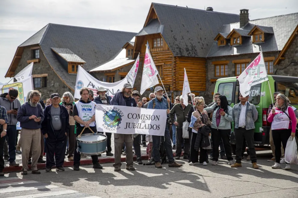 Sindicatos apoyaron el reclamo de jubilados en el Cívico (fotos: Eugenia Neme)