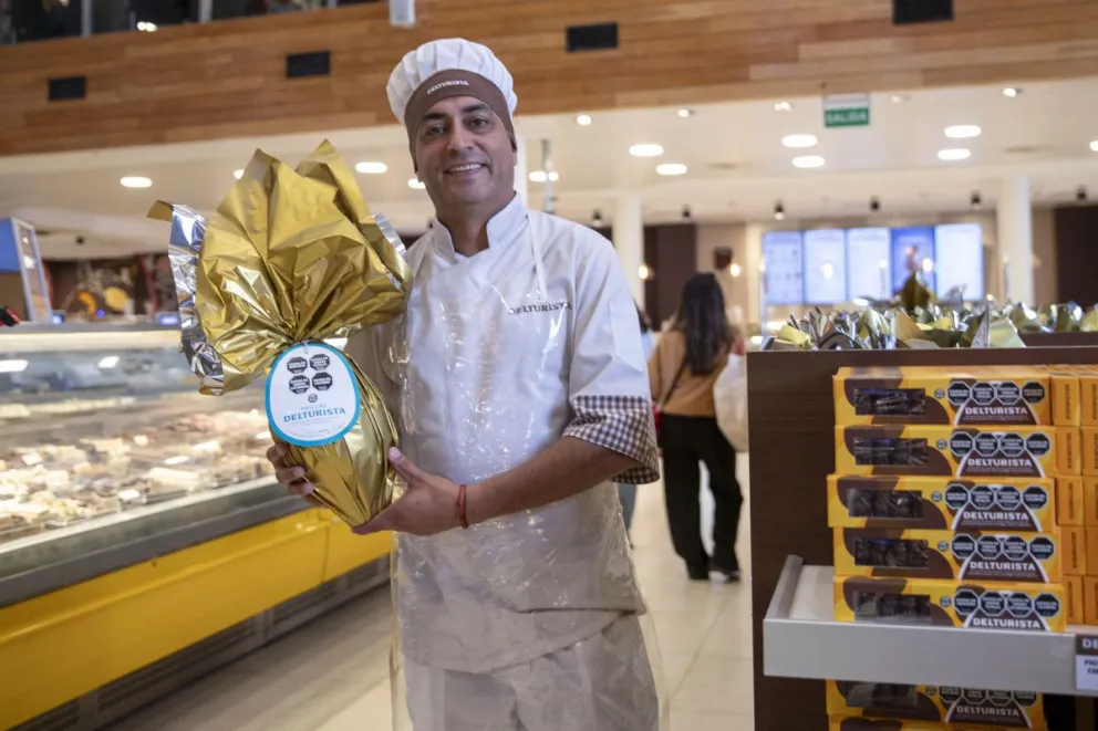 Carlos transmite día a día sus conocimientos a Matías. Fotos de Eugenia Neme.