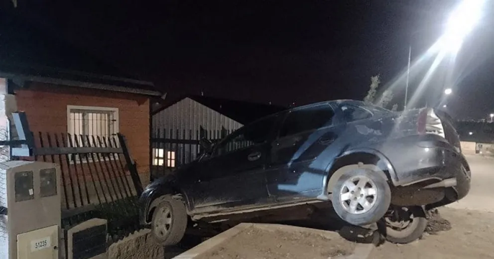  El rodado quedó en una incómoda posición, sobre la vereda, con la parte frontal incrustada en un cerco perimetral metálico de la vivienda.