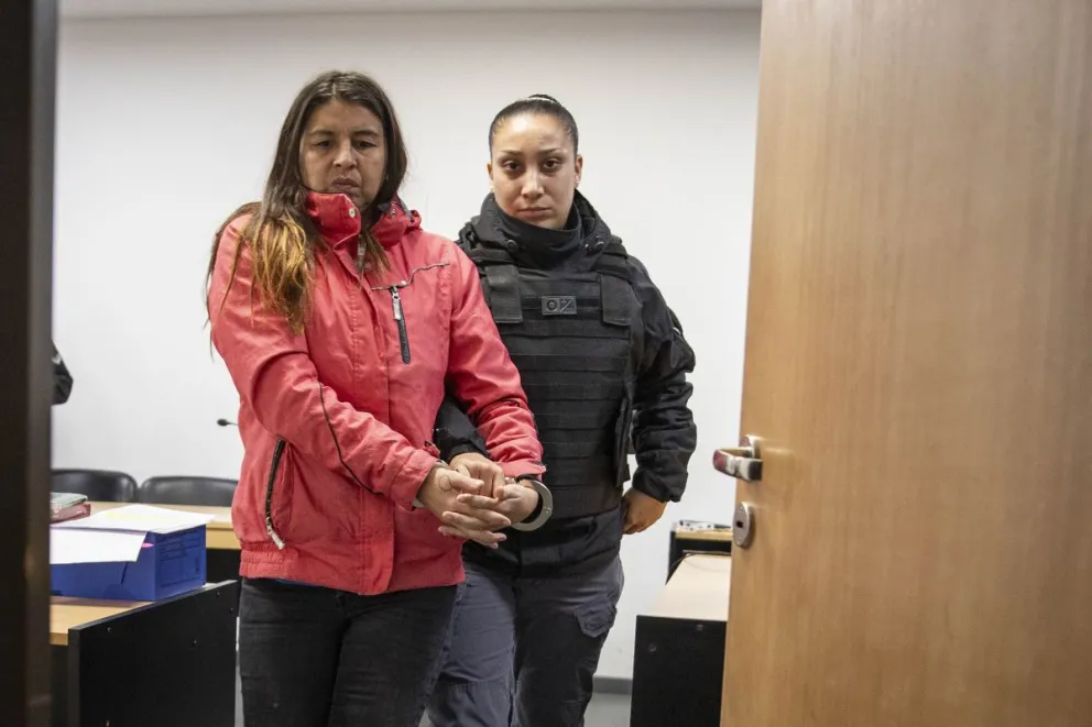  En su vivienda, Rosa Marianela Rubilar y Juan Pablo Carrasco, lo ataron, lo golpearon severamente y aún con vida, lo arrojaron a las frías aguas del arroyo. Fotos de Euge Neme.