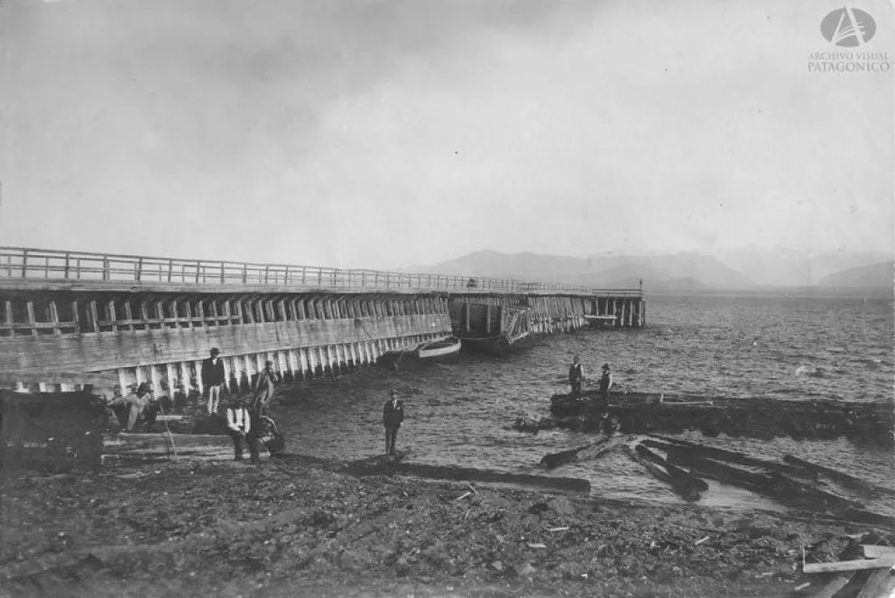 El muelle de Bariloche hacia 1920. Pasó de la Chile-Argentina a manos de Roth. Colección Garza en Archivo Visual Patagónico.